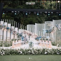 Caroline mengombinasikan berbagai jenis bunga dengan warna putih, pink dan biru. “Ada mawar, hydrangea, cherry blossom, baby’s breath,” ujar desainer yang berbasis di Bandung ini. Foto: Dok. Instagram/@imagenic, @eliordesign