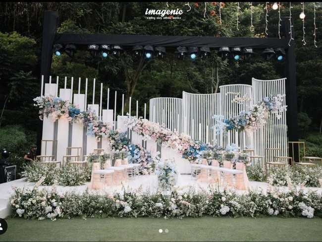 Caroline mengombinasikan berbagai jenis bunga dengan warna putih, pink dan biru. “Ada mawar, hydrangea, cherry blossom, baby’s breath,” ujar desainer yang berbasis di Bandung ini. Foto: Dok. Instagram/@imagenic, @eliordesign