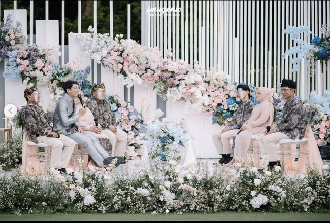 Untuk menciptakan rangkaian bunga bernuansa dreamy, dinamis sekaligus modern tapi tetap romantis, desainer Elior Design Caroline mengungkap diperlukan ribuan kuntum bunga untuk lamaran pasangan yang dijuluki Leslar ini. Foto: Dok. Instagram/@imagenic, @eliordesign