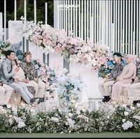 Untuk menciptakan rangkaian bunga bernuansa dreamy, dinamis sekaligus modern tapi tetap romantis, desainer Elior Design Caroline mengungkap diperlukan ribuan kuntum bunga untuk lamaran pasangan yang dijuluki Leslar ini. Foto: Dok. Instagram/@imagenic, @eliordesign