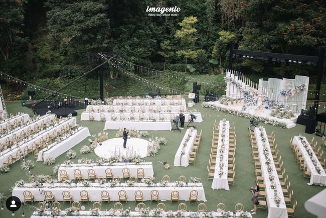 Gedong Putih di Lembang, Bandung, diubah menjadi selayaknya taman bunga dengan dekorasi cantik karya Elior Design.  Foto: Dok. Instagram/@imagenic, @eliordesign