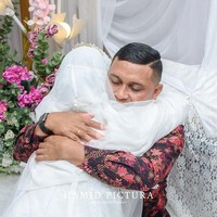 Ayahnya yang seorang Hamba Tuhan atau pendeta, tak bisa menjadi wali nikah saat pernikahan Cristin. Namun ia bersyukur dapat bertemu dengan ayahnya. Alhasil yang jadi wali nikahku adalah wali hakim, bukan ayahku. Walaupun demikian, aku sangat bersyukur dan bahagia sekali di hari itu. Karena beliau memberikan kejutan rela datang jauh-jauh dari Timika Papua ke Berau Kalimantan Timur. Untuk menghadiri hari pernikahanku, lanjut Cristin. Foto: Dok. pribadi Cristin Natalia Inten Patoh.