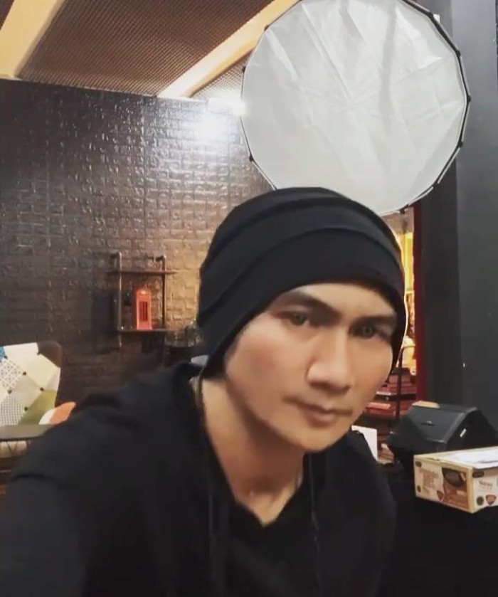 Galeri Foto Anji Keseruan Anji Saat Camping hingga Ngopi Sambil Diskusi di Kafe