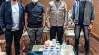 Namun baru-baru ini Anji dikabarkan terlibat kasus kepemilikan narkotika berjenis ganja yang kedapatan dimiliki saat ditangkap di rumahnya. Kini ia tengah menjalani proses hukum atas barang bukti narkotika yang ditemukan tersimpan dan dimiliki oleh Anji. Foto: Instagram/duniamanji