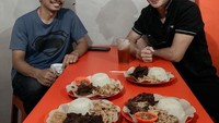Selain berkarir di dunia tarik suara, Anji juga memiliki bisnis kuliner yang cukup besar. Bernama Ayam Bebek Pak Boss Anji sudah memiliki banyak cabang tempat makan ayam dan bebek yang tersebar di berbagai kota dan wilayah di seluruh Indonesia. Foto: Instagram/duniamanji