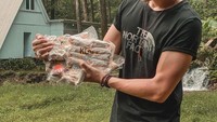 Sebagai pebisnis kuliner yang sukses, Anji juga tidak segan untuk membantu mempromosikan bisnis kuliner lokal lainnya. Ia sempat mengunggah salah satu produk kuliner lokal yang juga disukainya melalui akun Instagram pribadi Anji. Foto: Instagram/duniamanji
