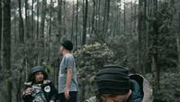 Anji sangat gemar camping dan merasakan suasana di alam terbuka. Ia seringkali pergi camping dan menginap beberapa saat du tengah hutan yang asri bersama teman-teman dekatnya. Hidup dekat dengan alam menjadi kegiatan yang menenangkan untuknya. Foto: Instagram/duniamanji
