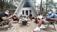 Sebuah kawasan camping pribadi yang berada di tengah hutan menjadi tempat yang dipilih untuk menghabiskan waktu bersama timnya. Berlokasi daerah Bandung Selatan, kawasan camping ground ini bahkan dikatakan sebagai salah satu dari kepemilikan Anji. Foto: Instagram/duniamanji