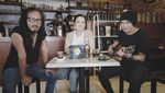 Keseruan Anji Saat Camping hingga Ngopi Sambil Diskusi di Kafe
