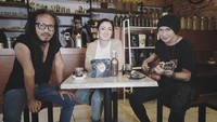 Tidak hanya area camping, Anji juga seringkali berdiskusi terkait lagu dan produksi lagu di cafe bersama dengan rekan musisinya. Salah satunya saat Anji, Ipang dan Melly Mono tengah mendiskusikan terkait lagu baru yang akan digarap bersama. Foto: Instagram/duniamanji