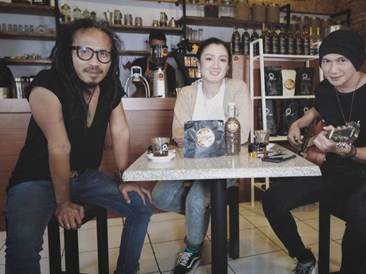 Keseruan Anji Saat Camping hingga Ngopi Sambil Diskusi di Kafe