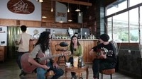 Cara menjadi tempat yang paling nyaman untuk Anji berdiskusi. Tidak hanya menggarap sebuah lagu, ia juga seringkali berdiskusi tentang berbagai hal bersama teman-temannya di cafe. Kegiatan diskusi ini bahkan juga diunggah sebagai salah satu series konten pada saluran YouTubenya. Foto: Instagram/duniamanji