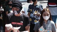 Sebagai penyanyi, seniman serta pebisnis yang sukses, Anji tidak pernah melupakan orang-orang di sekitarnya. Anji juga beberapa kali mengunggah kegiatannya saat berbagai untuk orang-orang yang membutuhkan bertajuk razia perut lapar, Anji kerap membagikan berbagai makanan kepada orang-orang yang membutuhkan. Foto: Instagram/duniamanji