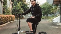 Erdian Aji Prihartanto atau yang lebih akrab disapa Anji atau Manji merupakan seorang penyanyi, produser sekaligus penulis lagu terkenal di Indonesia. Karyanya sudah akrab terdengar di ranah musik tanah air. Foto: Instagram/duniamanji