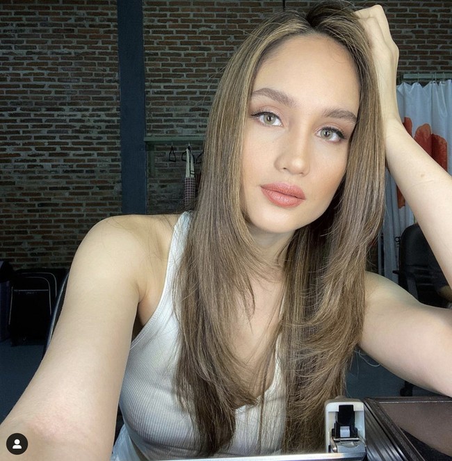 Cinta Laura bergaya casual memakai tank top saat selfie ke kamera usai dirias oleh makeup artist Bubah Alfian. Cinta dikenal sebagai artis dengan tubuh yang ideal, berperut six pack. Foto: Dok. Instagram