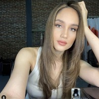 Cinta Laura bergaya casual memakai tank top saat selfie ke kamera usai dirias oleh makeup artist Bubah Alfian. Cinta dikenal sebagai artis dengan tubuh yang ideal, berperut six pack. Foto: Dok. Instagram