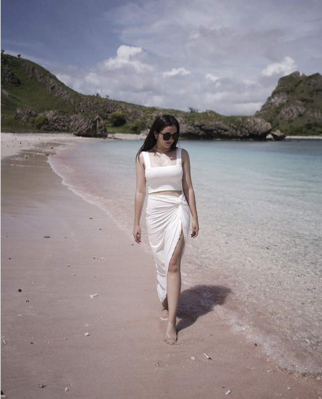 Liburan di Labuan Bajo, Ranty Maria tampil matching memakai busana putih. Tank top putih dipadukannya dengan rok lilit berwarna senada. Foto: Dok. Instagram
