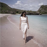 Liburan di Labuan Bajo, Ranty Maria tampil matching memakai busana putih. Tank top putih dipadukannya dengan rok lilit berwarna senada. Foto: Dok. Instagram