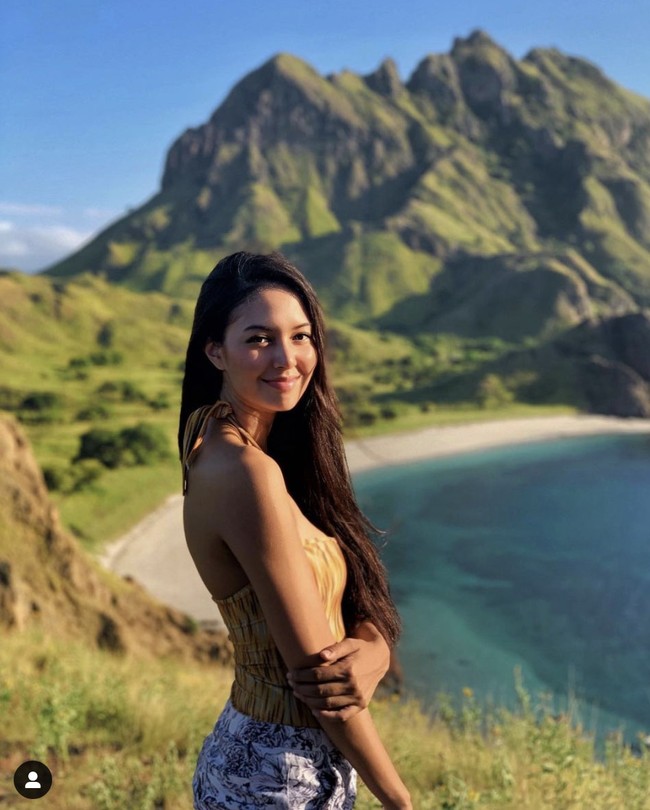 Artis cantik Indonesia berikutnya yang tampil memesona saat berfoto liburan dan bergaya memakai tank top adalah Aurelie Moeremans. Pemain film Menunggu Pagi itu memadukan tank top dengan celana denim saat berpose dengan pemandangan Labuan Bajo. Foto: Dok. Instagram