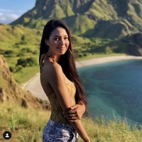 Artis cantik Indonesia berikutnya yang tampil memesona saat berfoto liburan dan bergaya memakai tank top adalah Aurelie Moeremans. Pemain film Menunggu Pagi itu memadukan tank top dengan celana denim saat berpose dengan pemandangan Labuan Bajo. Foto: Dok. Instagram