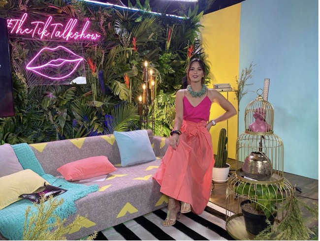 Nia Ramadhani kerap bergaya memakai tank top dalam kesehariannya. Kali ini Nia memadukan tank top pink dan rok berwarna senada saat tampil menjadi bintang tamu talkshow TikTok. Foto: Dok. Instagram