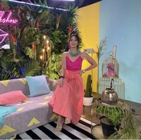 Nia Ramadhani kerap bergaya memakai tank top dalam kesehariannya. Kali ini Nia memadukan tank top pink dan rok berwarna senada saat tampil menjadi bintang tamu talkshow TikTok. Foto: Dok. Instagram