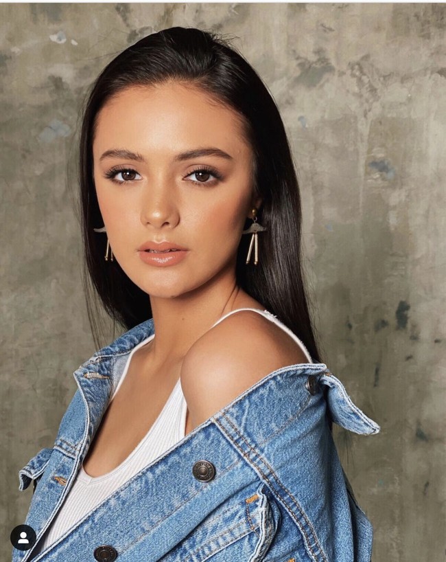 Artis cantik berikutnya yang melakukan pemotretan dengan memakai tank top adalah Amanda Rawles. Bintang film Dear Nathan itu memadukan tank top dengan jaket denim. Foto: Dok. Instagram