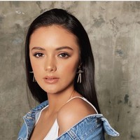 Artis cantik berikutnya yang melakukan pemotretan dengan memakai tank top adalah Amanda Rawles. Bintang film Dear Nathan itu memadukan tank top dengan jaket denim. Foto: Dok. Instagram