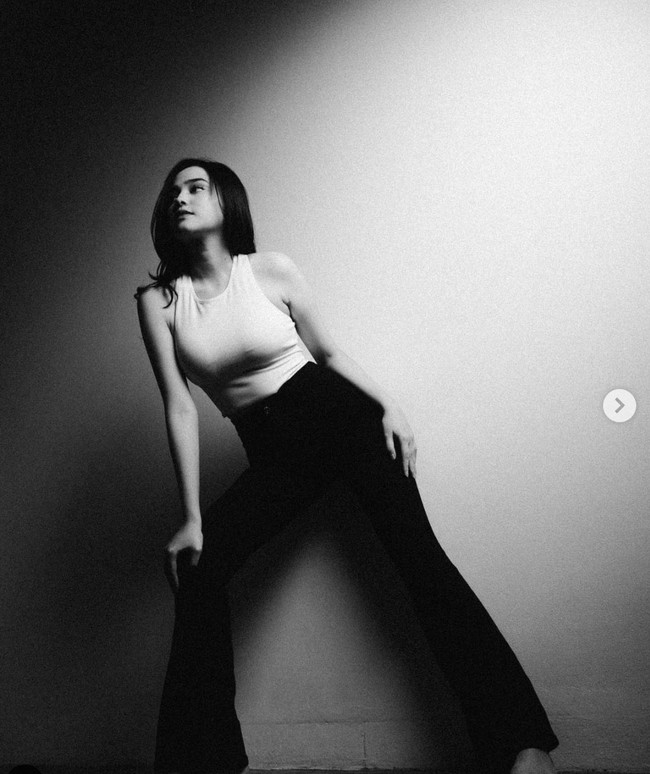 Tampil dalam foto hitam putih karya fotografer suedeshots, Syifa Hadju bergaya simpel dengan tank top putih dan celana hitam. Penampilan simple ini tak melunturkan pesona pemain film Magic Tumbler itu. Foto: Dok. Instagram