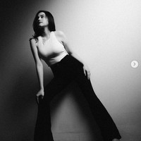 Tampil dalam foto hitam putih karya fotografer suedeshots, Syifa Hadju bergaya simpel dengan tank top putih dan celana hitam. Penampilan simple ini tak melunturkan pesona pemain film Magic Tumbler itu. Foto: Dok. Instagram