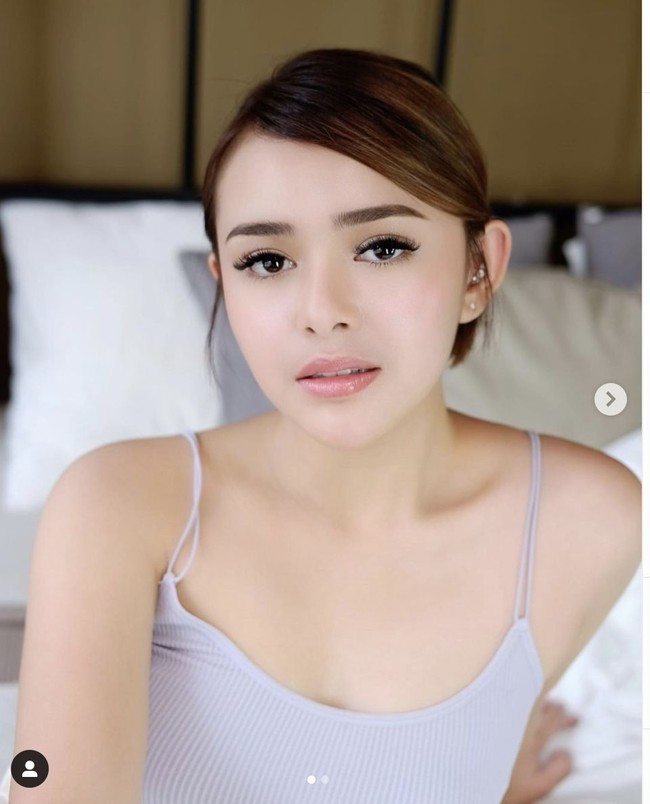 Bintang sinetron Ikatan Cinta, Amanda Manopo juga melakoni pemotretan dengan mengenakan tank top. Amanda tampil sangat simple dengan tank top ungu dan rambut yang dikuncir.  Foto: Dok. Instagram