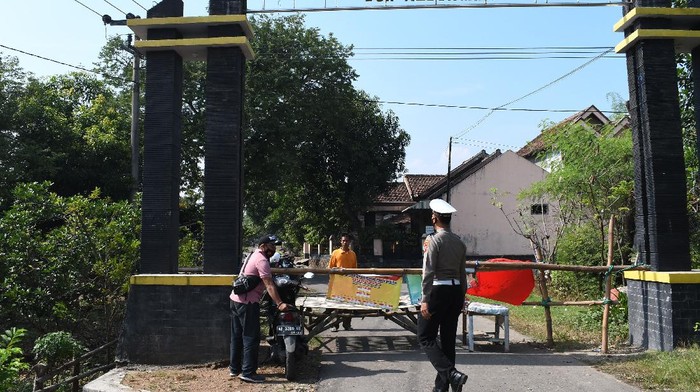 Akses di Desa Bantengan, Kabupaten Madiun, dibatasi usai muncul klaster hajatan di kawasan itu. Imbas klaster hajatan puluhan warga dinyatakan positif COVID-19.