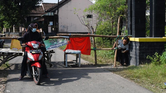 Akses di Desa Bantengan, Kabupaten Madiun, dibatasi usai muncul klaster hajatan di kawasan itu. Imbas klaster hajatan puluhan warga dinyatakan positif COVID-19.