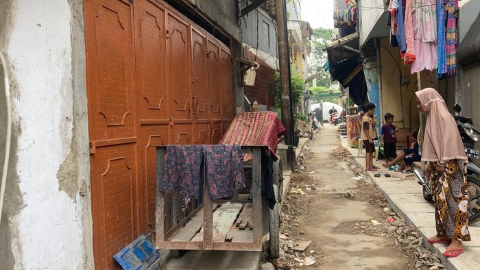 Got yang semula halangi pintu rumah warga telah dipangkas ketinggiannya, proyek di Jembatan Besi, Tambora, Jakbar ini berlanjut. 14 Juni 2021. (Annisa Rizky Fadhila/detikcom)