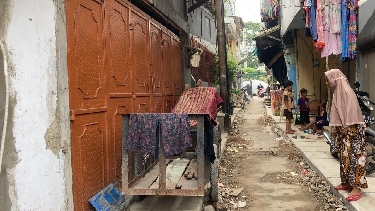 Got yang semula halangi pintu rumah warga telah dipangkas ketinggiannya, proyek di Jembatan Besi, Tambora, Jakbar ini berlanjut. 14 Juni 2021. (Annisa Rizky Fadhila/detikcom)