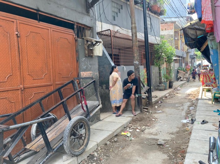 Got yang semula halangi pintu rumah warga telah dipangkas ketinggiannya, proyek di Jembatan Besi, Tambora, Jakbar ini berlanjut. 14 Juni 2021. (Annisa Rizky Fadhila/detikcom)
