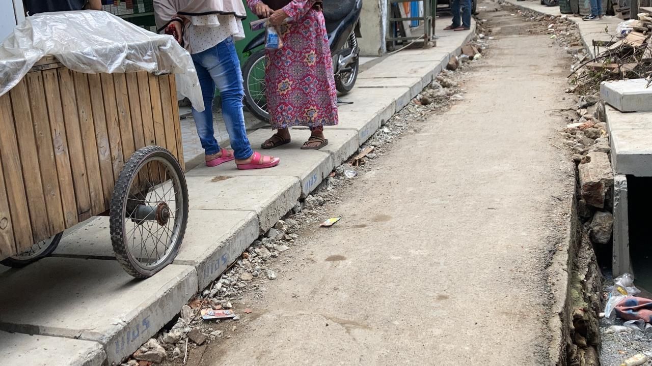 Got yang semula halangi pintu rumah warga telah dipangkas ketinggiannya, proyek di Jembatan Besi, Tambora, Jakbar ini berlanjut. 14 Juni 2021. (Annisa Rizky Fadhila/detikcom)