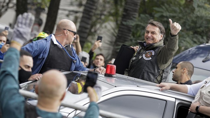 Ikut Konvoi Motor Tanpa Masker Presiden Brasil Kena Denda Presiden Brasil Jair Bolsonaro kembali menjadi sorotan. Ia didenda karena tak pakai masker saat ikut serta dalam rally sepeda motor bersama para pendukungnya.