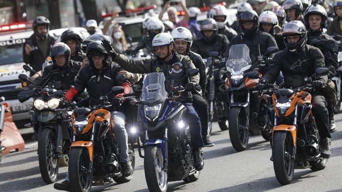 Ikut Konvoi Motor Tanpa Masker Presiden Brasil Kena Denda Presiden Brasil Jair Bolsonaro kembali menjadi sorotan. Ia didenda karena tak pakai masker saat ikut serta dalam rally sepeda motor bersama para pendukungnya.
