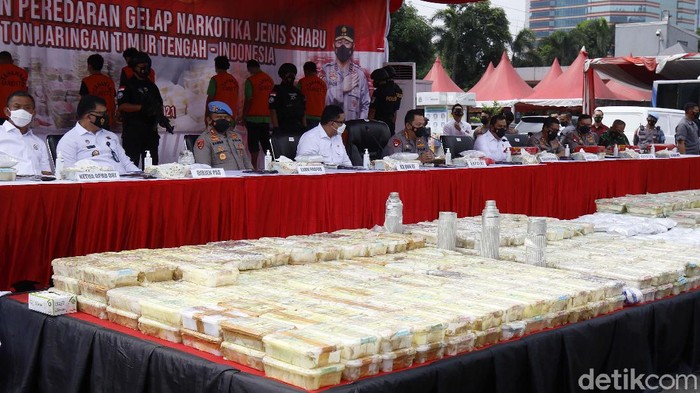 Ini Sabu 1,1 Ton yang Amankan Polda Metro Jaya Satgas Polda Metro Jaya dan Polres Metro Jakarta Pusat membongkar sabu 1,1 ton jaringan Timur Tengah. Jaringan ini rupanya dikendalikan oleh seorang narapidana.
