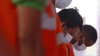 Para tersangka tertunduk malu saat ditunjukan kepada wartawan.