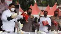 Kapolri Jenderal Pol Listyo Sigit Prabowo didampingi Kepala BNN Komjen Pol Petrus Reinhard Golose, Kabareskrim Komjen Pol Agus Andrianto serta Kadiv Humas Irjen Pol Argo Yuwono menunjukkan barang bukti berupa sabu saat pengungkapan kasus narkoba di Polda Metro Jaya, Jakarta, Senin (14/6/2021).