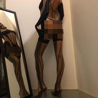 Inilah penampilan seksi Irina Shayk yang diunggah di Instagram Stories-nya belum lama ini. Foto tersebut memperlihatkan dia berpose dalam baju hitam model body-suit. Fittingz, tulis perempuan 35 tahun itu sebagai keterangan foto kepada 15,3 juta pengikutnya. (Foto: Instagram)