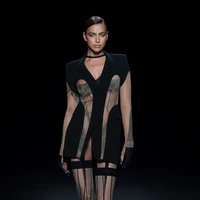 Di runway, penampilannya menjadi sedikit berbeda. Tampak bodysuit dibungkus dengan blazer hitam berpanel transparan yang menginjeksikan kesan elegan. Selain Irina Shayk tampil pula Bella Hadid. Tidak ketinggalan model yang juga bintang serial HBO Euphoria Hunter Schafer. (Foto: Dok. Mugler via Vogue)