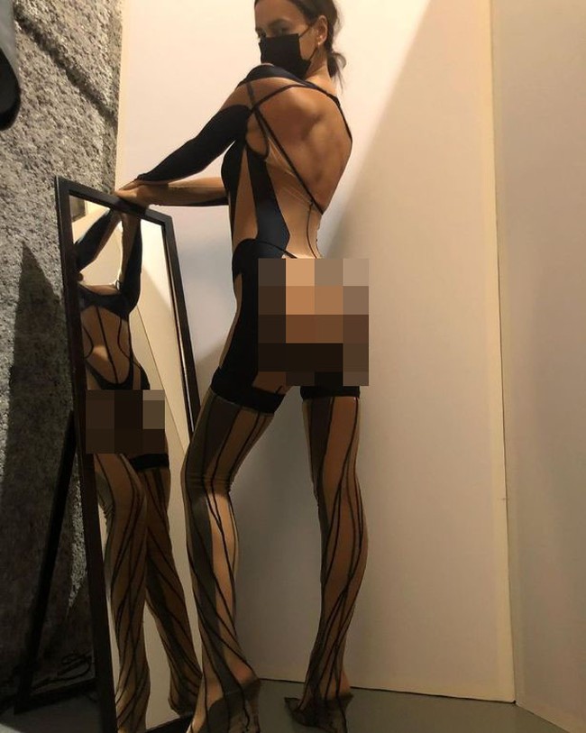 Dikabarkan Mirror, baju tersebut merupakan koleksi Mugler Spring/Summer 2021. Ibu satu anak ini memakainya sebelum tampil di virtual fashion koleksi tersebut yang dirilis pekan lalu dalam format film pendek. (Foto: Instagram)