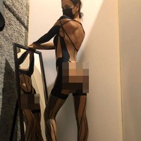 Dikabarkan Mirror, baju tersebut merupakan koleksi Mugler Spring/Summer 2021. Ibu satu anak ini memakainya sebelum tampil di virtual fashion koleksi tersebut yang dirilis pekan lalu dalam format film pendek. (Foto: Instagram)