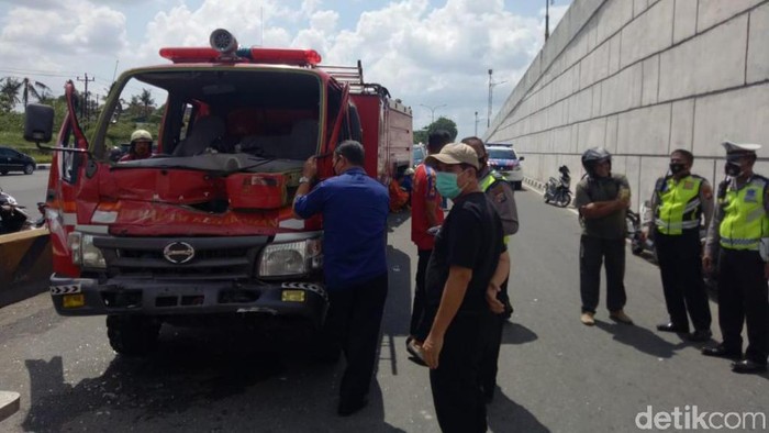 Iring-iringan mobil damkar Pekanbaru tabrakan