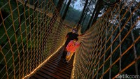 Dari semuanya, ada satu tempat yang tak boleh traveler lewatkan yaitu Sky Bridge alias jembatan gantung. Jembatan ini dibuat sepanjang 50 meter.  
