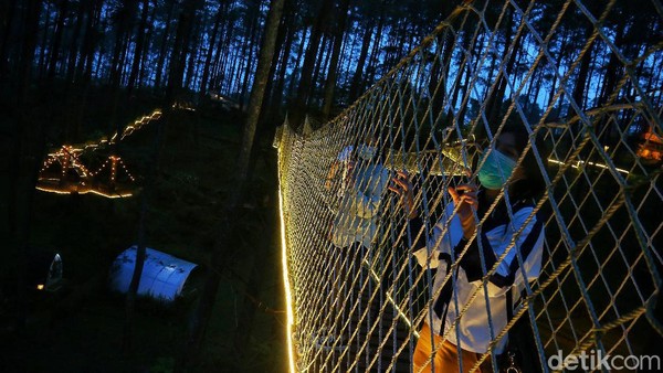 Untuk menikmati sensasi berjalan di jembatan yang bergoyang ini, wisatawan harus membayar sebesar Rp 20.000. Untuk menikmati sensasi berjalan di jembatan yang bergoyang ini, wisatawan harus membayar sebesar Rp 20.000.