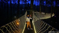 Layaknya jembatan gantung, Sky Bridge terbuat dari kau dengan pengaman tali tambang. Saat siang hari jembatan ini memang biasa saja, namun beda cerita saat senja.  